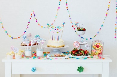 Una mesa de dulces en una 'baby shower'.
