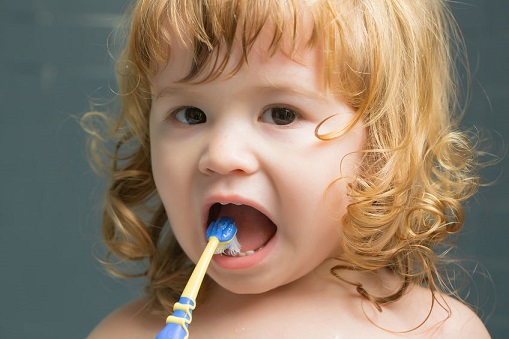Una niña aprende a lavarse sola los dientes