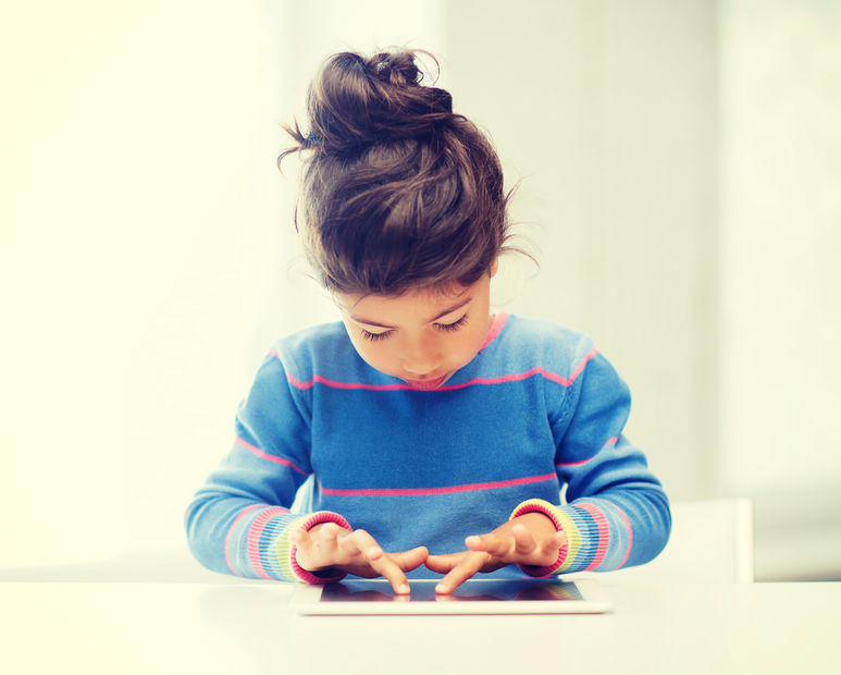 Una niña juega con una tablet.