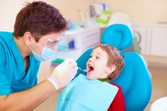 Un niño en una revisión del dentista