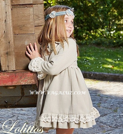 Una niña con un precioso abrigo de Lolittos.