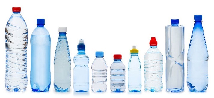 Diferentes botellas de agua de plástico.