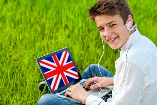 Un adolescente aprende inglés en el extranjero.