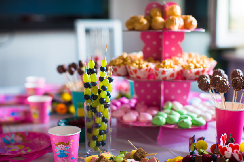 Mesa de chuches para celebrar una fiesta de pijamas.