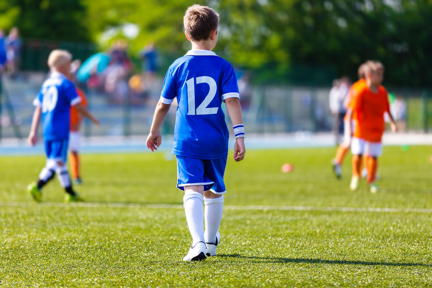 Varios niños durante un partido de fútbol.