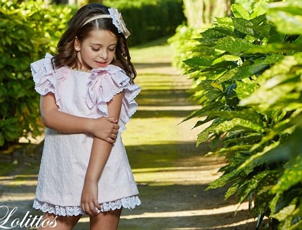 Una niña vestida de Lolittos para una ceremonia.