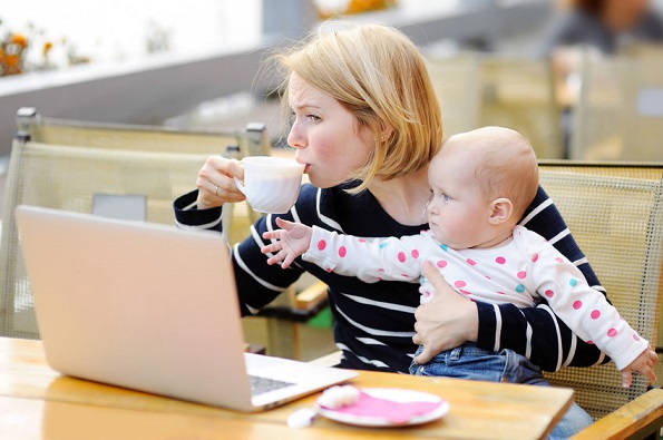 Una madre con su hija en el ordenador.
