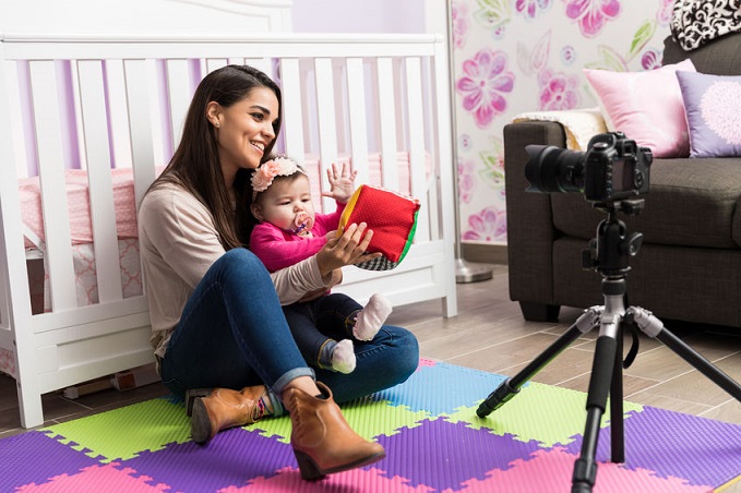 Una madre con su hija prepara un vídeo para su canal.