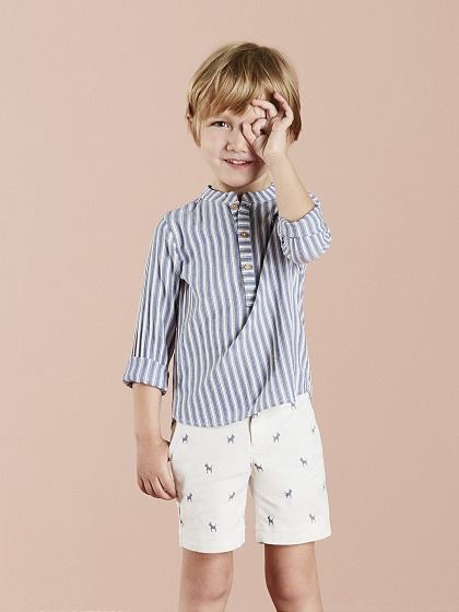 Niño vestido de Nanos hace un gesto de gafas en sus ojos.