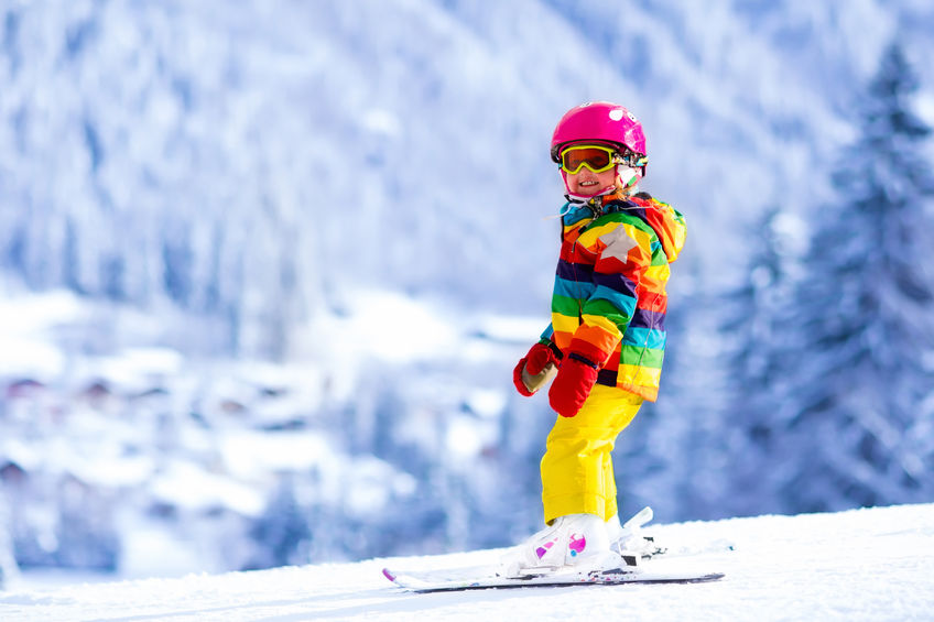 Un niño en una pista de esquí.