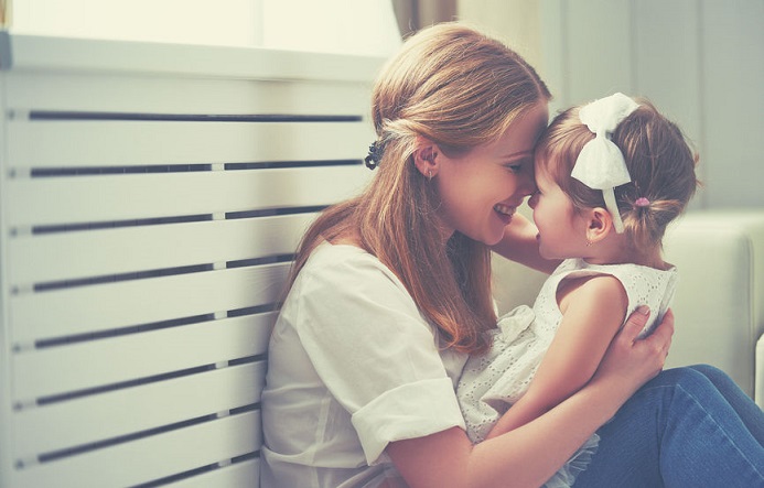 Una niña abraza a su madre.