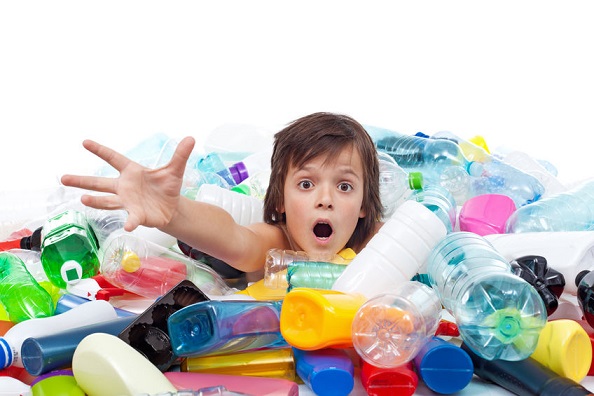 Un niño entre cientos de botellas.