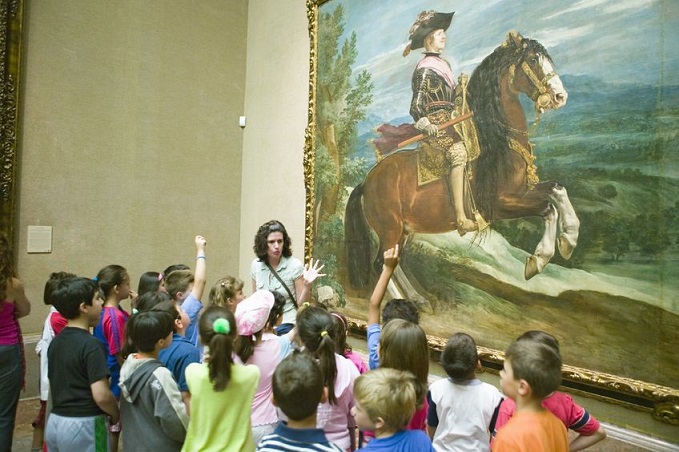 Un grupo de niños en una visita al Museo del Prado.