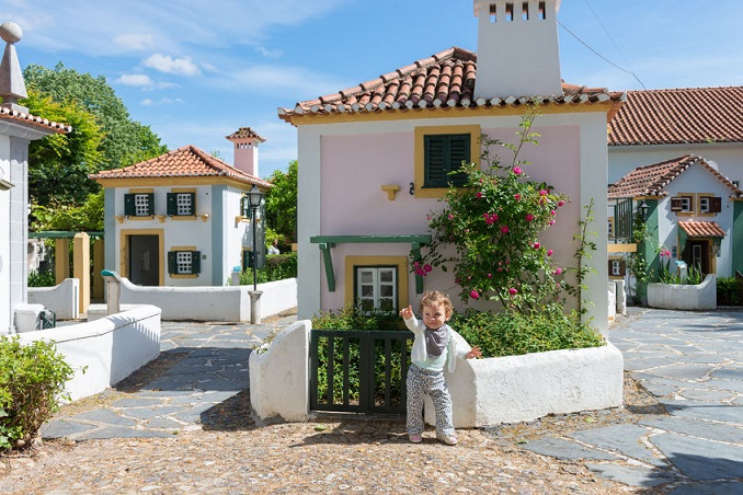 Una niña en Portugal dos Pequenitos.