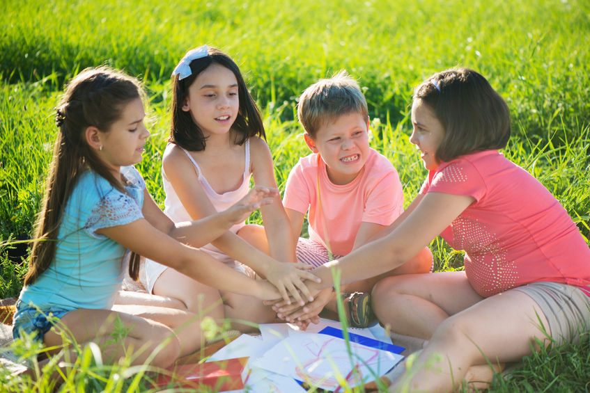 Varios niños en un campamento de verano.