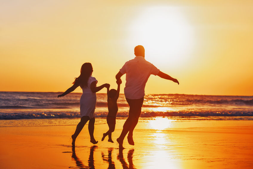 Una familia disfruta de la playa en vacaciones.