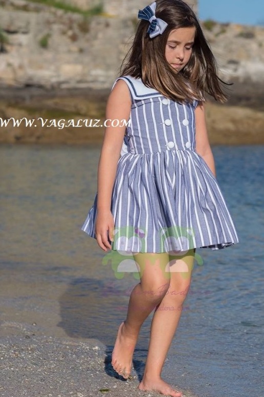 Una niña con un vestido de aires marineros.