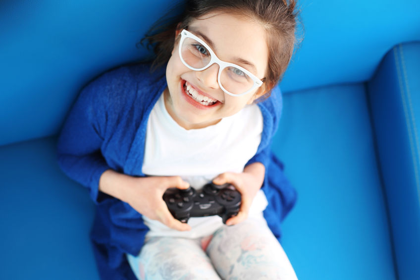 Una niña juega con un videojuego a edad temprana.