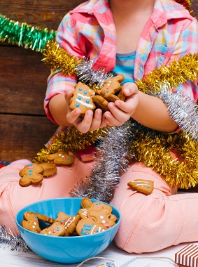 Un niño sostiene dulces de Navidad.