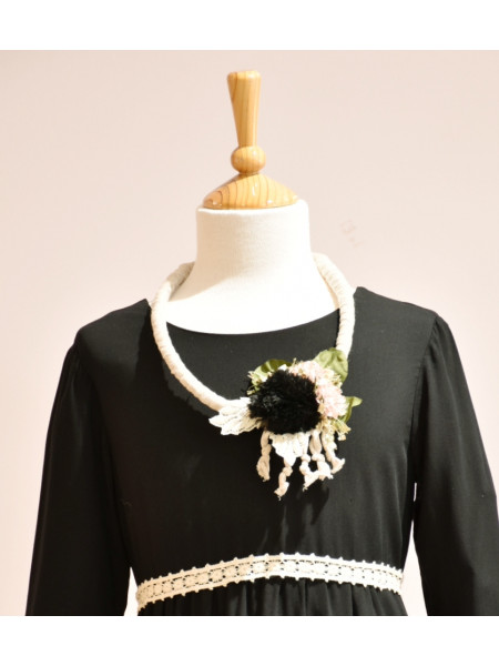 COLLAR PECHERA FLORES