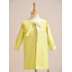 GIRL YELLOW TRENCH LUNARES EN MAYO