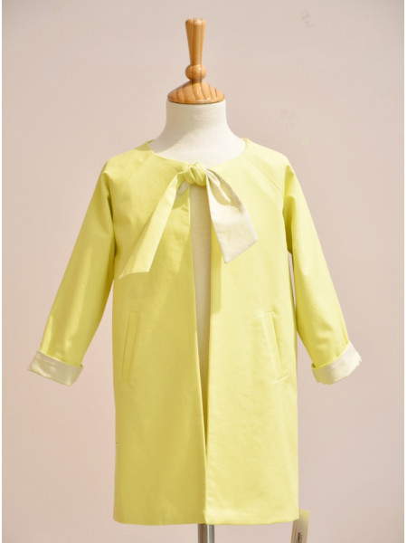 GIRL YELLOW TRENCH LUNARES EN MAYO