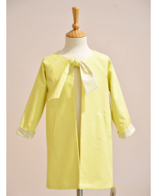 GIRL YELLOW TRENCH LUNARES EN MAYO