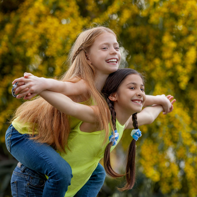 Niñas amigas en el campamento de verano