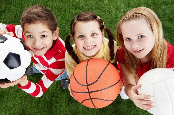 Varios niños que realizan diferentes actividades deportivas.