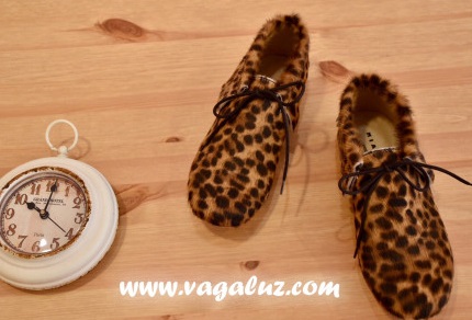 Zapatos de leopardo de Mía y Lía disponibles en Vagaluz.
