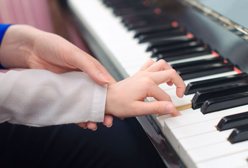 Los niños aprenden a tocar el piano