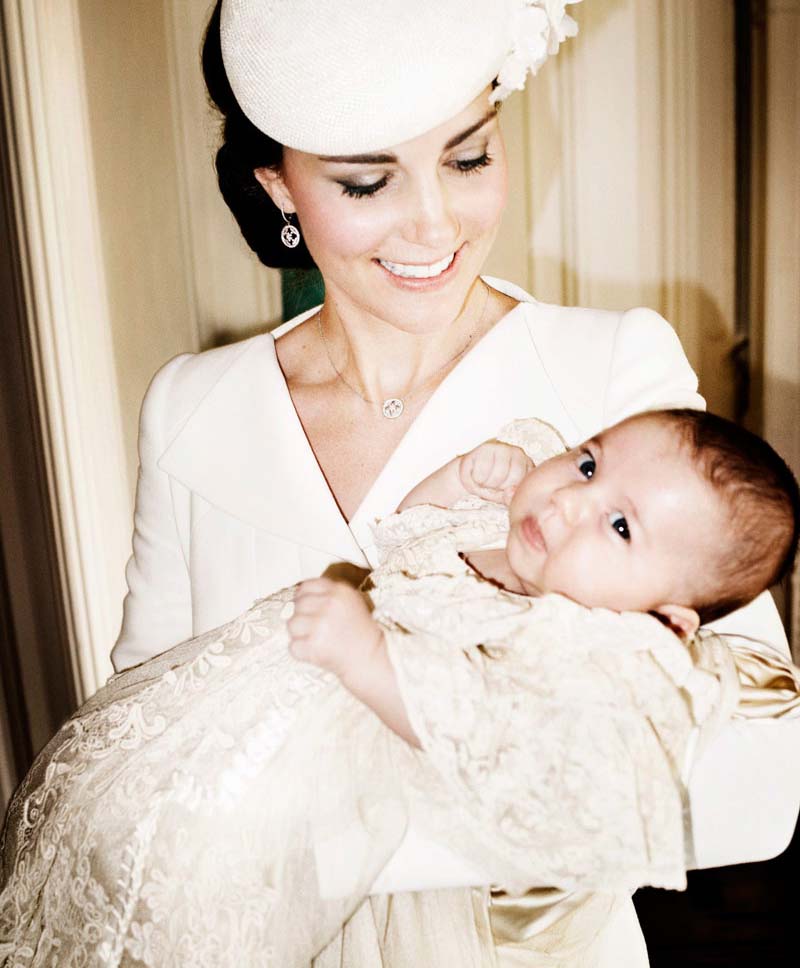 princesa Charlotte el día de su bautizo con su madre la duquesa de Cambridge