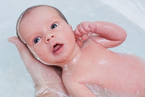 Un bebé durante el momento del baño.