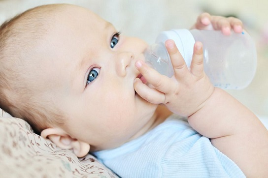 La hidratación es fundamental para un bebé.