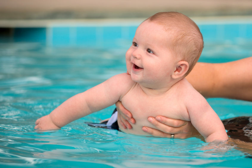 Bebé disfruta en un curso de matronatación en la piscina