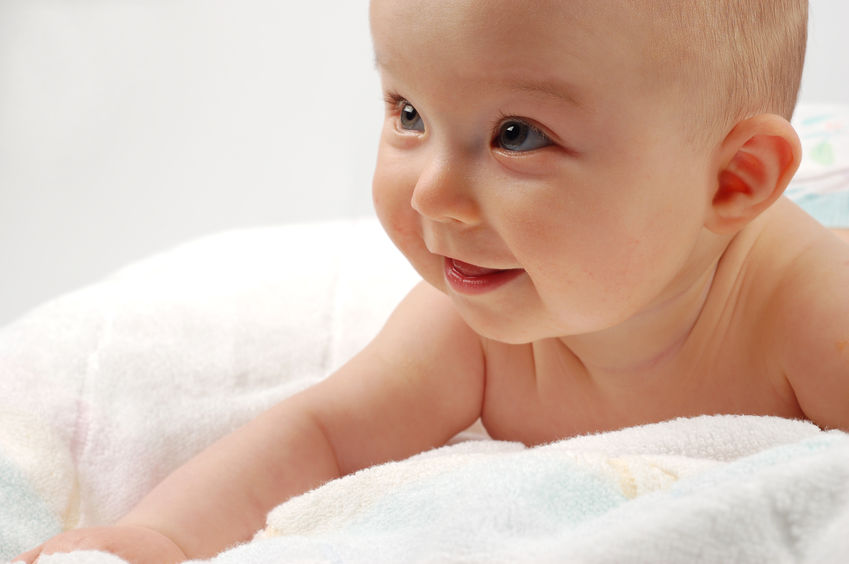 Bebé en la toalla después del baño