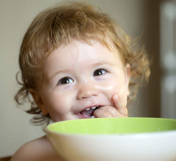 Bebé niño con ojos oscuros