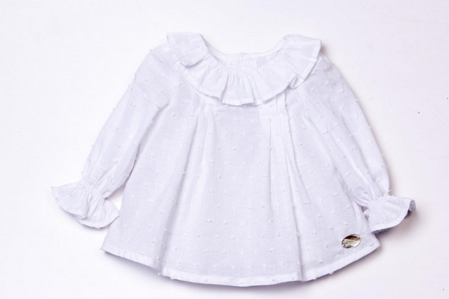 Modelo de blusa blanca de plumeti de José Varón.