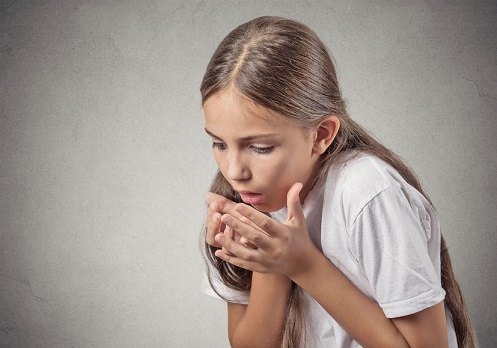 Una niña celíaca con vómitos por su intolerancia al gluten.