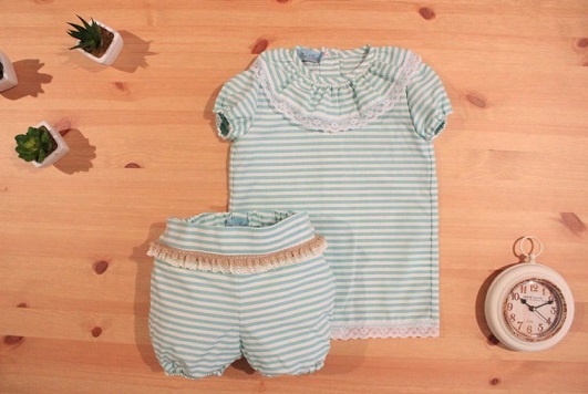 Conjunto de bombacho y blusa de Petite Amélie.