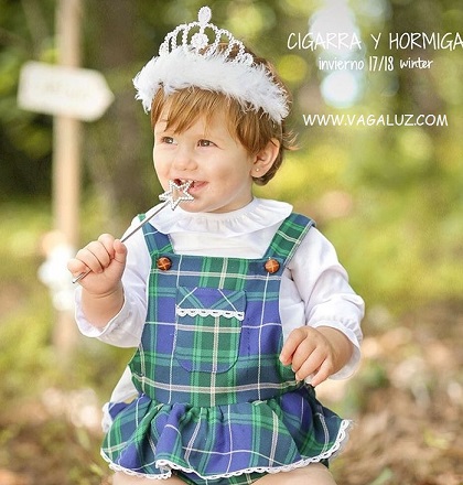 Conjunto de peto con blusa para niña de Foque.