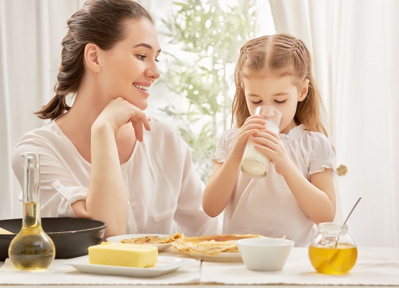 Es importante comenzar poco a poco si al niño le cuesta desayunar bien.