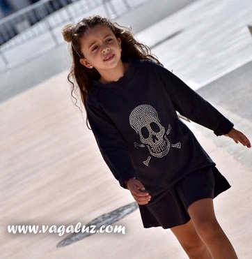 Falda con sudadera de calavera de Mía y Lía.