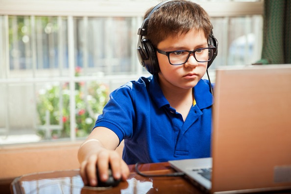 Un niño trabaja con un ordenador.