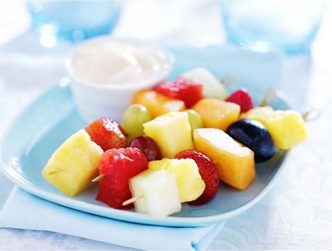 Brochetas elaboradas con frutas.