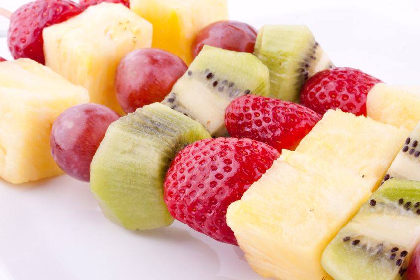 Frutas en brocheta: postre para niños