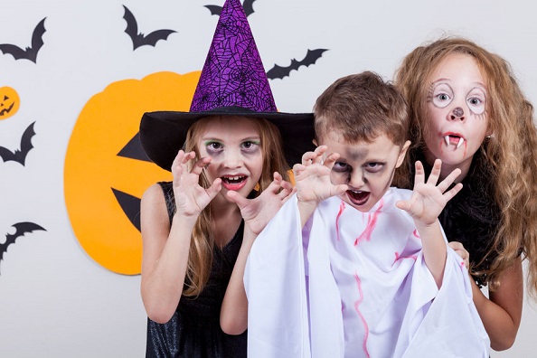 Varios niños con disfraces caseros de Halloween.