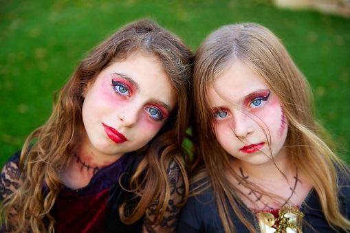 Dos niñas maquilladas para Halloween.
