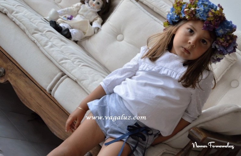 Una niña con un look de Vagaluz de invitados de Comunión.