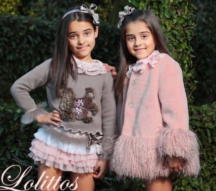 Lolittos sigue las tendencias con prendas con plumas y tonos rosas.